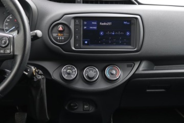 Toyota Yaris III Hatchback 5d Facelifting 2017 1.5 Dual VVT-iE 111KM 2020 Toyota Yaris 1.5 Dual VVT-i, Salon Polska, zdjęcie 11