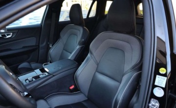 Volvo V60 II  Kombi Plug-in 2.0 T8 Twin Engine Plug-In Hybrid 390KM 2021 Volvo V60 Volvo V60 T8 AWD Twin Engine Geartronic R-Design 2.0 391KM, zdjęcie 18