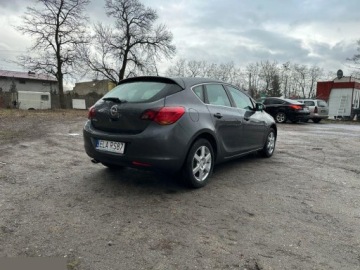 Opel Astra J Hatchback 5d 1.4 Turbo ECOTEC 140KM 2011 Opel Astra 1.4 Turbo Active 140KM 2011r, zdjęcie 5