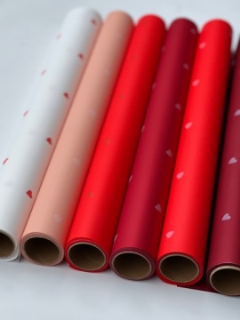 Фольга атласная для упаковки подарков СЕРДЕЧКИ винное золото на женский день