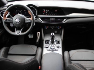 Alfa Romeo Stelvio SUV Facelifting 2023 2.0 GME Turbo 280KM 2025 2.0 Turbo Intensa Q4 (280 KM) Dach przeszklony, rozsuwany elektrycznie, zdjęcie 10
