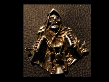 Pin odznaka znaczek metalowy przypinka kostucha na motorze