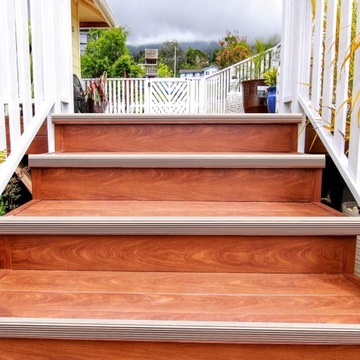 Защита краев стола скотчем. Бесцветная защита кромок мебели, полоса 3 м.