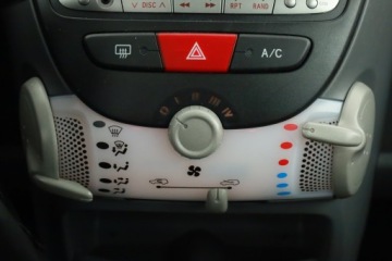 Peugeot 107 Hatchback 5d 1.0 12V 68KM 2011 Peugeot 107 1.0, Automat, Klima, zdjęcie 9