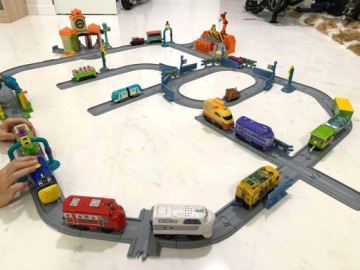 STACYJKOWO ZESTAW ÓSEMKA Z LOKOMOTYWĄ NA BATERIE