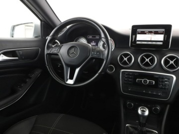 Mercedes Klasa A W176 Hatchback 5d Facelifting 180 d 109KM 2015 Mercedes A 180 A180 CDI Urban Klimatyzacja, zdjęcie 15