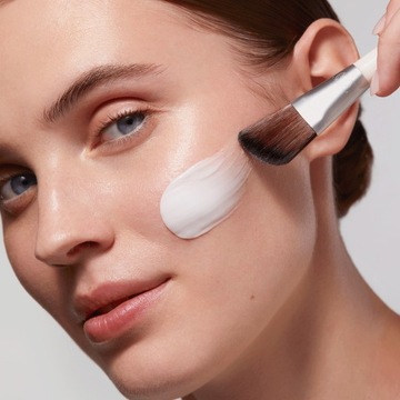 Кисть Oriflame для сывороток и кремов.