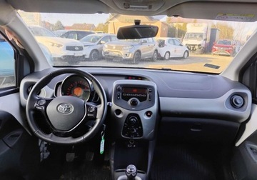 Toyota Aygo II Hatchback 5d 1.0 VVT-i 69KM 2017 Toyota Aygo 122017r, 1.0 Benzyna. Uszkodzony przod i lewy bok. Jezdzi., zdjęcie 5