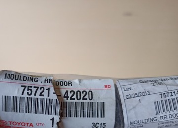 Listwa szyby drzwi prawa tylna Toyota Rav4 II 00-