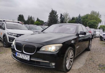 BMW Seria 7 F01 Sedan 750i 407KM 2011 BMW Seria 7 2011r, 4.4 Benzyna. X-DRIVE. Lekko uszkodzony tyl. Jezdzi., zdjęcie 1