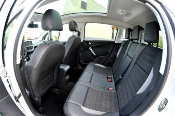 Peugeot 2008 I SUV Facelifting 1.2 PureTech 82KM 2017 Peugeot 2008 1,2 Benzyna Ledy Navi Skóra, zdjęcie 15
