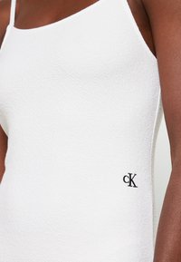 Sukienka na ramiączkach, biała Calvin Klein Jeans M
