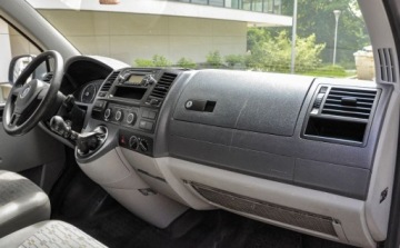 Volkswagen Caravelle T5 Caravelle Facelifting długi rozstaw osi 2.0 TDI 140KM 2010 Volkswagen Transporter 2,0TDI (140KM) 2010 r. Lift 9-osobowy 2.0 Diesel, zdjęcie 8
