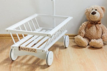 Большая деревянная тележка-лестница с резиновыми колесами, белый сад