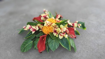 Украшение, букет, композиция на кладбище.