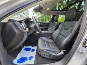 Volvo XC60 II 2023 VOLVO XC60 Plus Bright Theme, B5 2.0l Mild Hybrid 250KM Przebieg:50, 022, zdjęcie 4