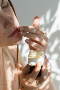 РАЗГЛАЖИВАЮЩЕЕ И УВЛАЖНЯЮЩЕЕ 100% ВЕГАНСКОЕ МАСЛО ДЛЯ СУХИХ ГУБ МАНЖЕРИНОВОЕ