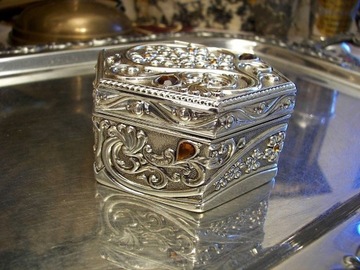 ШЕСТИГРАННАЯ ЯНТАРНАЯ КОРОБКА, ИМИТНАЯ ТАБЛИЧКА, С ГРАВИРОВКОЙ