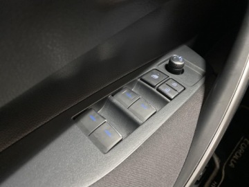 Toyota Corolla XII Sedan 1.8 Hybrid 122KM 2019 Toyota Corolla 1.8 Hybrid Comfort Seria E21 (2019-, zdjęcie 19