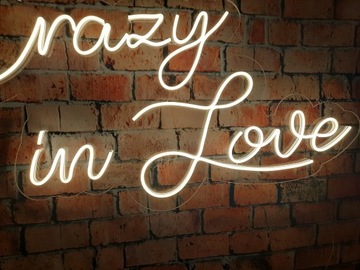 Безумно влюбленная неоновая вывеска