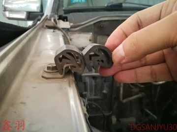 ULOŽENÍ GUM. BLATNÍK PŘEDNÍ PAJERO TLUMIČ