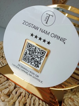 Akrylowa tabliczka stand stojak wizytówka z kodem QR Google opinie socialme