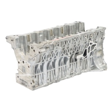 6-цилиндровый блок двигателя BMW на столе