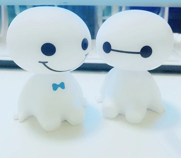 МАСКОТ, ДВИЖУЩИЙ ГОЛОВУ НА ИГРУШКЕ U КОКПИТА