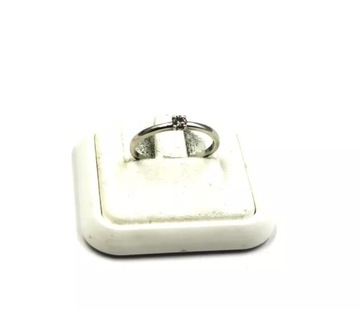 PIERŚCIONEK Z BIAŁEGO ZŁOTA 585 W: 1,15G R:13 DIAMENT