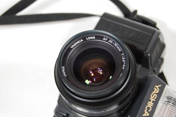 YASHICA 350-AF 35-70MM 1:3.3-4.5 WIZUALNIE PRAWIE JAK NOWY