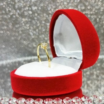 КЛАССИЧЕСКОЕ ЗОЛОТОЕ ОБРУЧАЛЬНОЕ КОЛЬЦО С КАМНЕМ