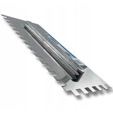 Набор инструментов для плиточника – мастерки для клея и затирки.