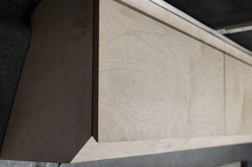 Мебель для кемпера — верхний левый шкаф над столом.