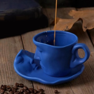 Новая кружка с рисунком человеческого лица. Абстрактное синее искусство.