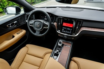 Volvo V60 II  Kombi Facelifting 2.0 B4 B 197KM 2025 Volvo V60 Ultra Dark B4 Mild hybrid Benzyna 197+14, zdjęcie 19