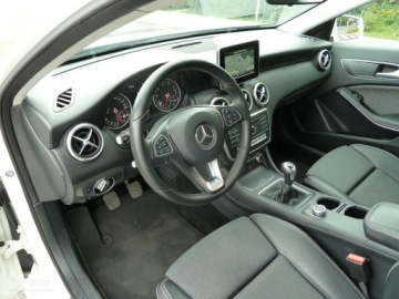 Mercedes Klasa A W176 Hatchback 5d Facelifting 160 102KM 2017 Mercedes-Benz Klasa A Mercedes-Benz Klasa A W176 160 BIALA PERLAXENONYLedy, zdjęcie 15