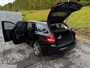 Peugeot 308 II SW Facelifting 1.2 PureTech 130KM 2018 Peugeot 308 1.2 130KM e-THP Stop &amp; Start Allure 2018r, zdjęcie 2