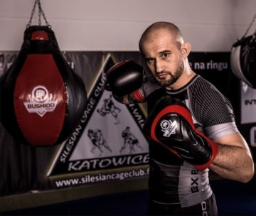 Боксерские перчатки весом 10 унций с системой защиты запястий