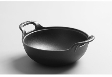 Żeliwny garnek na zewnątrz z nieprzywierającą patelnią grillową