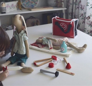 Набор Доктора детский - сумка с 10 игровыми аксессуарами от 3 лет, Janod