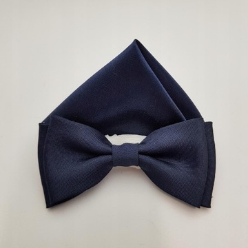 ГАЛСТУК-БАБОЧКА ПРИЧИНЕНИЯ, ТЕМНО-СИНИЙ ГАЛСТУК-БАБОЧКА С БЕЛОЙ КАРМАННОЙ КЛЕТКОЙ