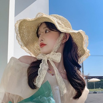 Słomkowy kapelusz damski na letnie wakacje nad morzem plaża ochrona przed s
