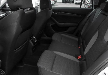 Skoda Octavia IV Scout 1.5 TSI ACT 150KM 2024 Skoda Octavia 1.5 TSI 150KM Selection Reflektory LED Tempomat Podgrzewane, zdjęcie 10