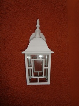 Белый настенный светильник