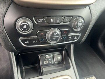 Jeep Cherokee V Terenowy 2.0 MJD 140KM 2015 Jeep Cherokee 2.0 M-Jet Longitude FWD Klimatronic, zdjęcie 11