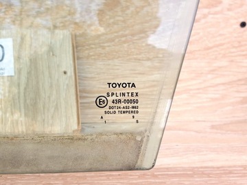SKLO (OKNO) BOČNÍ LEVÝ PŘEDNÍ TOYOTA AVENSIS T22 5D