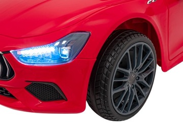 Красный автомобиль Maserati Ghibli