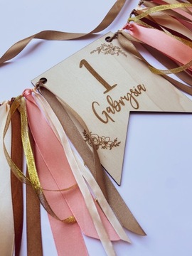 Вымпел с номером на стуле с именем, цветы