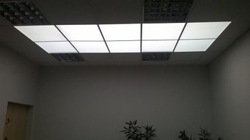 Sufit podwieszany z poliwęglanu komorowego 10mm + laminat NRO, 595x595mm