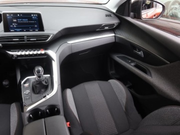 Peugeot 5008 II Crossover Facelifting 1.2 PureTech 130KM 2021 Peugeot 5008 PureTech 130, 7 miejsc, Klima, zdjęcie 7